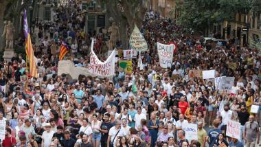 Decenas de miles de personas protagonizan una manifestación contra la saturación turística en Mallorca. EP.