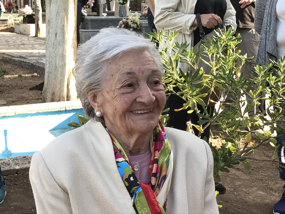 Ascensión Mendieta sigue los trabajos de las segunda exhumación de su padre, Timoteo Mendieta, en el cementerio de Guadalajara. Foto: ELPLURAL.COM