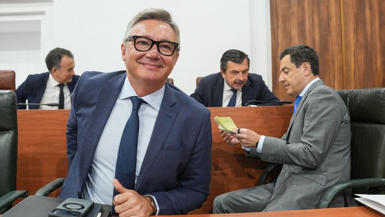 El presidente de la Junta de Andalucía, Juanma Moreno (c), junto al vicepresidente segundo y consejero de Turismo, Justicia, Desregulación y Administración local, Manuel Gavira (i), al inicio del pleno del parlamento andaluz / EP
