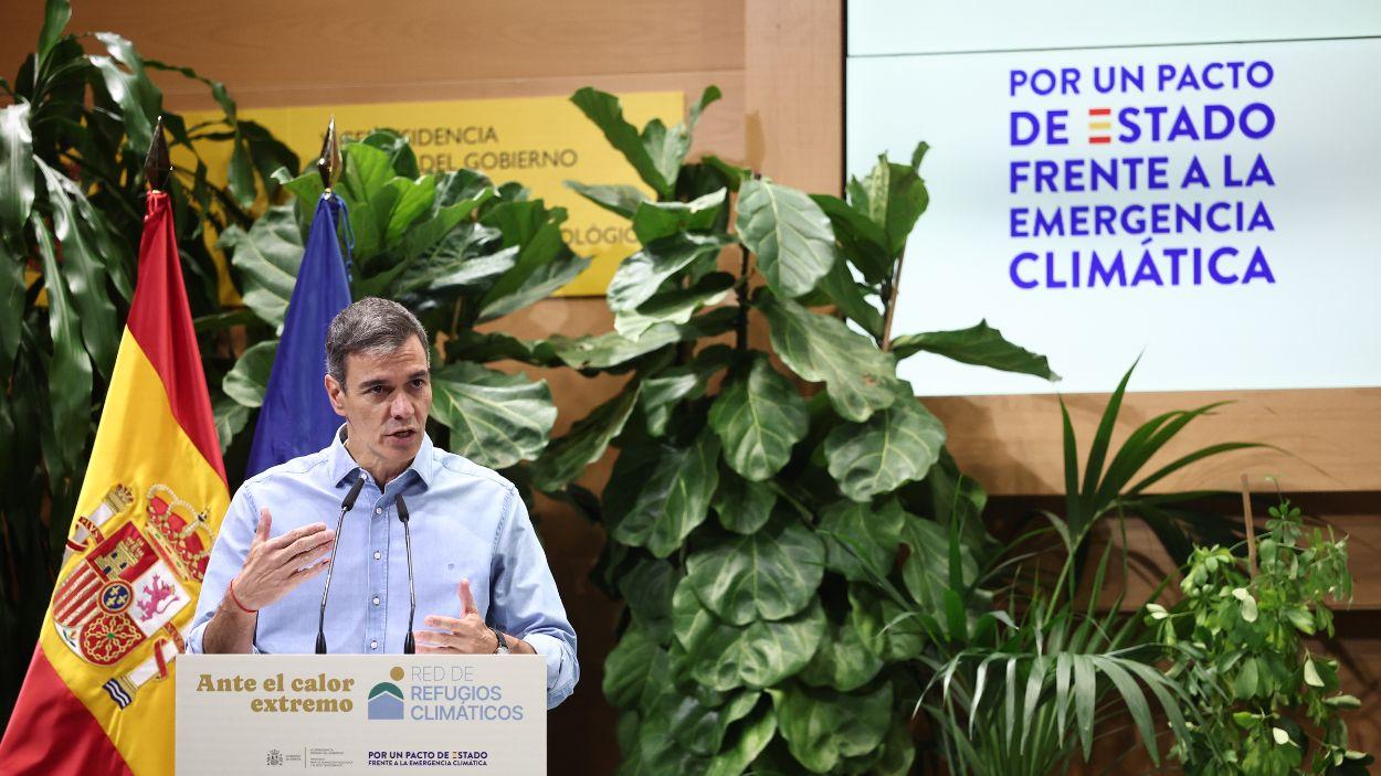 El presidente del Gobierno, Pedro Sánchez, interviene durante la clausura de la presentación de la Red de Refugios Climáticos, en el Ministerio para la Transición Ecológica y el Reto Demográfico. 