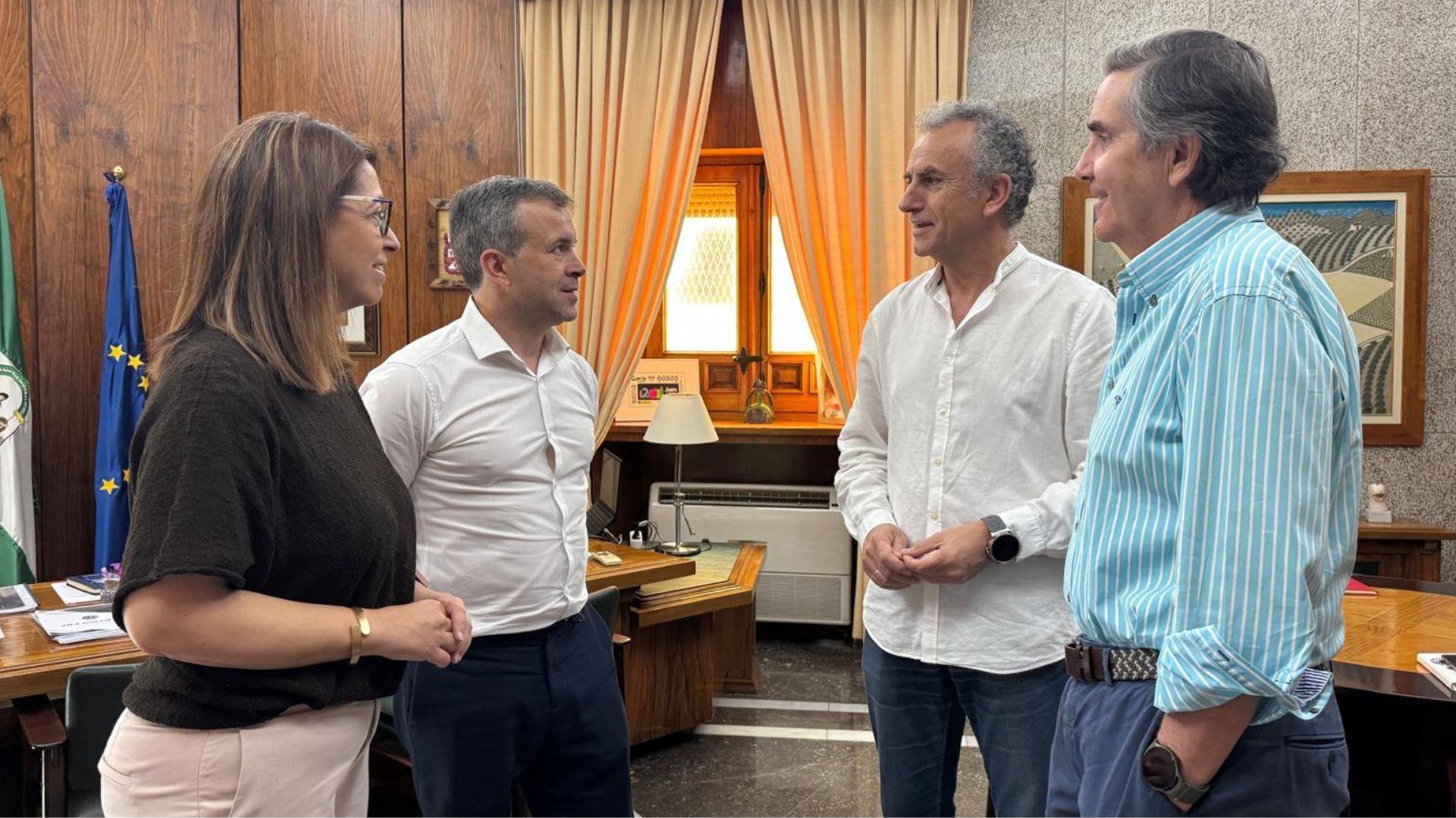 El alcalde de Jaén, Julio Millán, y la segunda teniente de alcalde y concejala de Urbanismo, África Colomo, se reúnen con los promotores de las nuevas viviendas que se construirán entre el Bulevar 