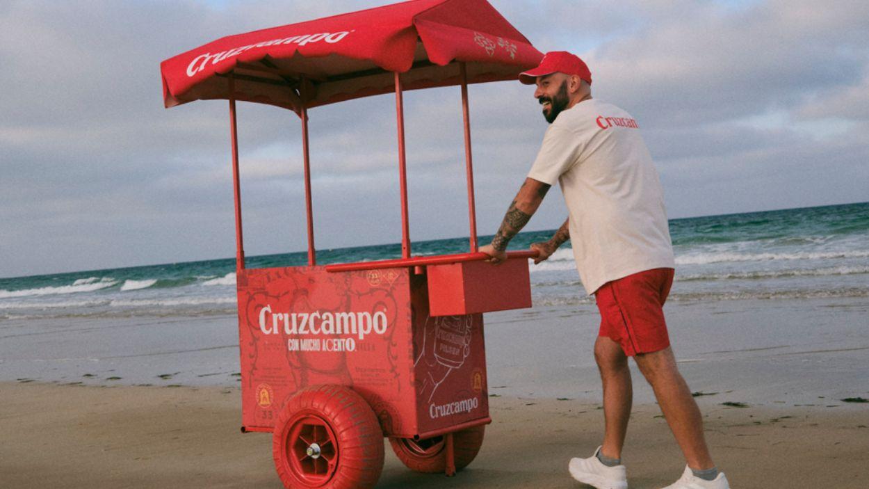 Imagen de un latero de Cruzcampo en una playa andaluza / Cruzcampo
