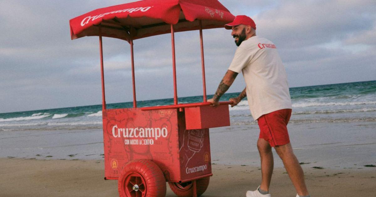 Cruzcampo rinde homenaje a quienes llenan de acento las playas andaluzas: los lateros