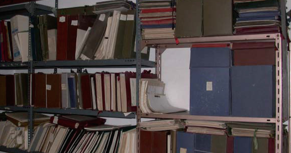 Estanterías de la caseta del guarda de la CHG donde se apilan los documentos relativos al Canal de los Presos.