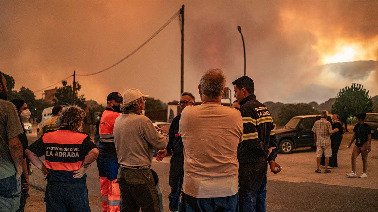 Desalojo de vecinos por el grave incendio en La Adrada, Ávila. EP
