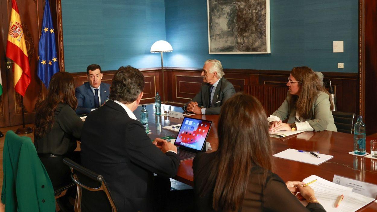 El presidente de la Junta de Andalucía, Juanma Moreno, durante una reunión con representantes de asociaciones de ELA en octubre de 2025 / EP