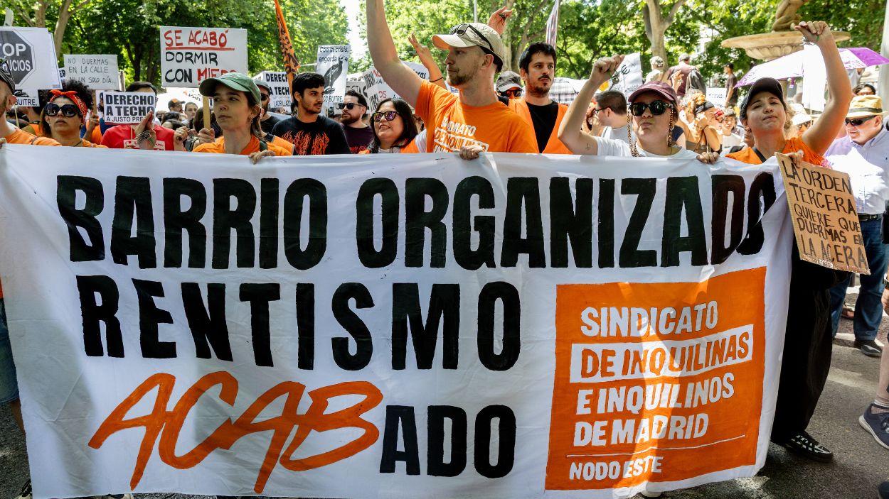 Manifestantes portan pancarta con lema 'Barrio organizado, rentismo acabado' durante una manifestación en defensa del derecho al acceso a la vivienda. EP.