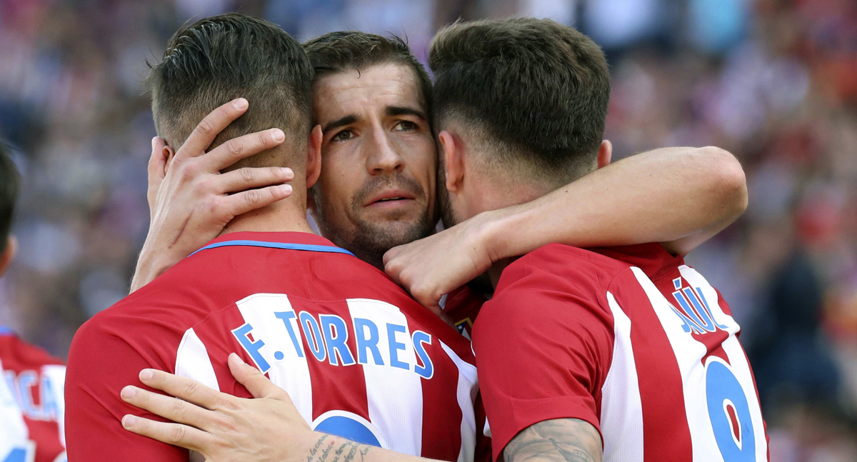 El jugador del Atlético de Madrid Saúl Ñíguez (d) celebra con sus compañeros Gabi Fernández (c) y Fernando Torres (i) su gol marcado ante el Eibar. 