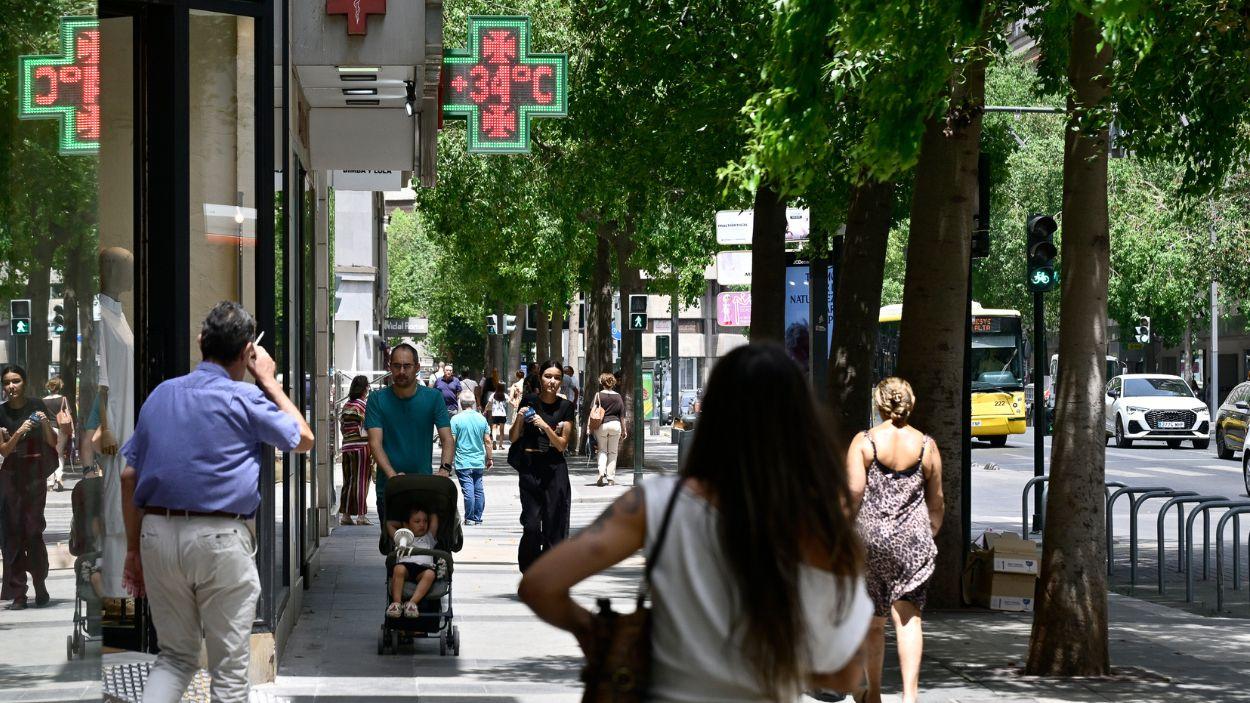 Termómetro callejero de una farmacia marca 34 grados, a 22 de julio de 2026, en Murcia. EP.