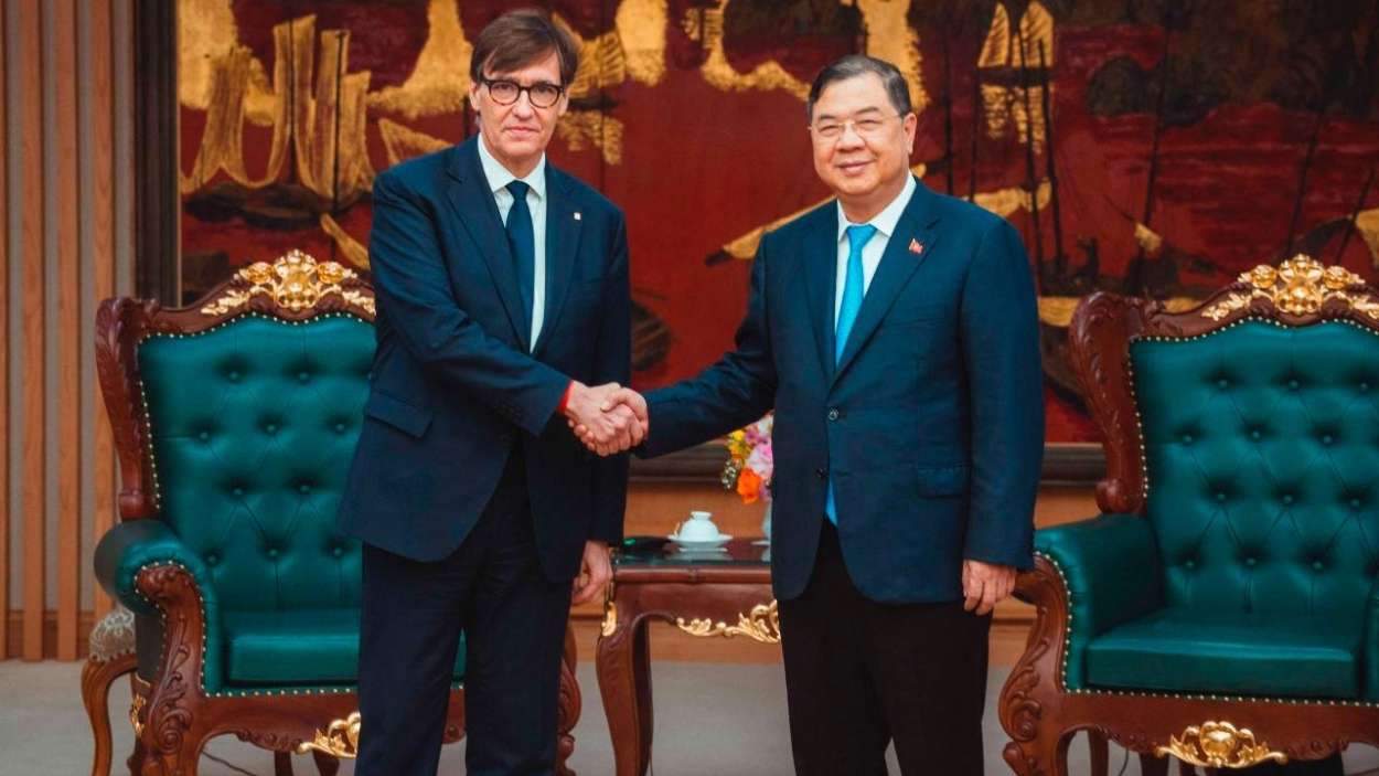 El presidente de la Generalitat de Cataluña, Salvador Illa, y el viceprimer ministro de Vietnam, Pham Gia Tuc, en la sede del Gobierno vietnamita en Hanói. Arnau Carbonell
