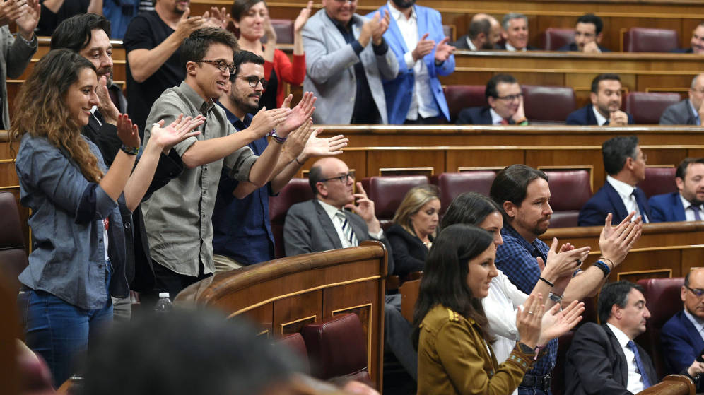Diputados de Unidos Podemos aplaudiendo tras su intervención y la trifulca con el PP por Venezuela.