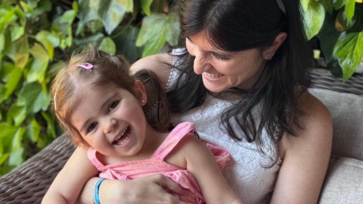 Claudia no puede hablar ni caminar, pero sonríe continuamente © Imagen cedida por la familia