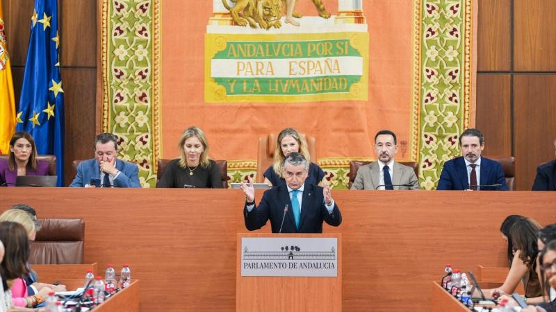 El vicepresidente primero y consejero de Presidencia, Sanidad y Emergencias, Antonio Sanz, interviene en el Pleno del Parlamento andaluz