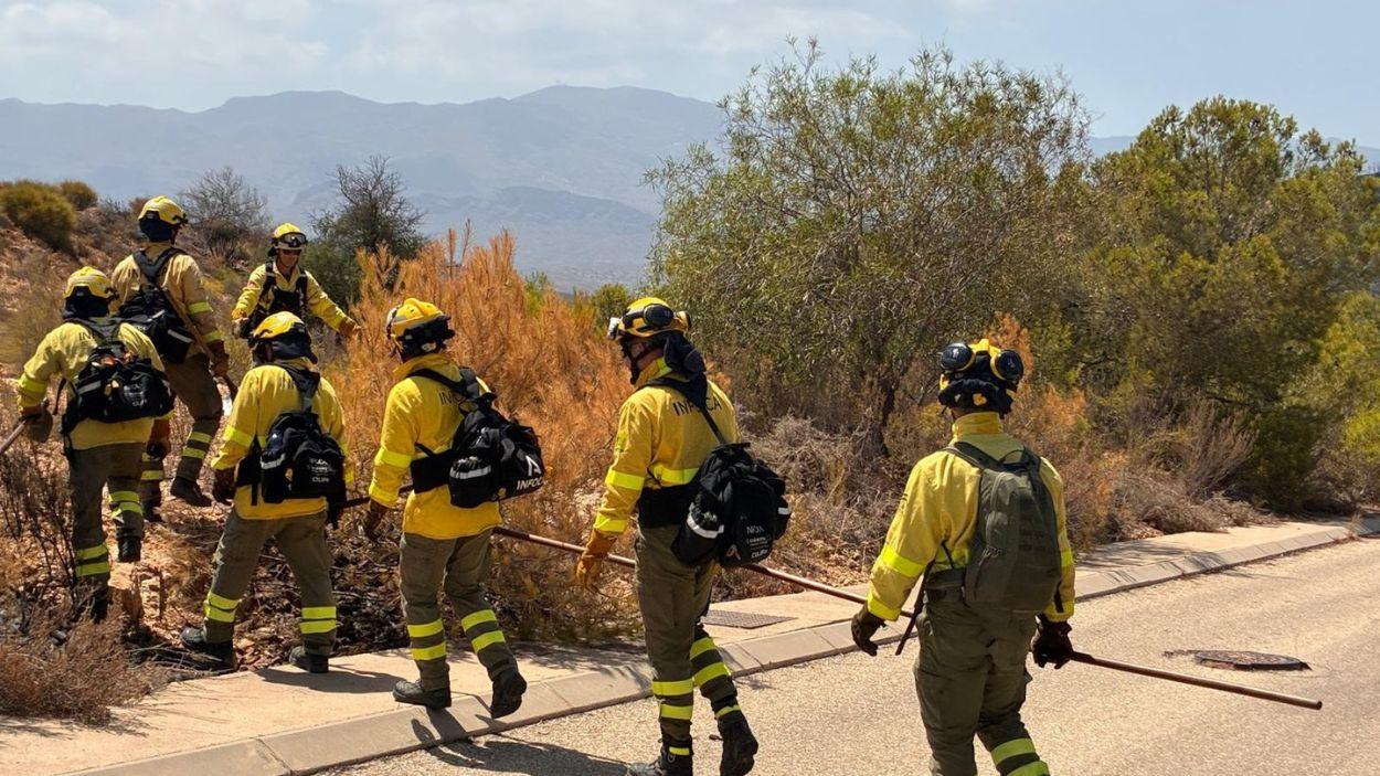 Efectivos del Plan Infoca durante las labores de remate y liquidación en una zona afectada por el incendio forestal de Los Gallardos (Almería) / EP