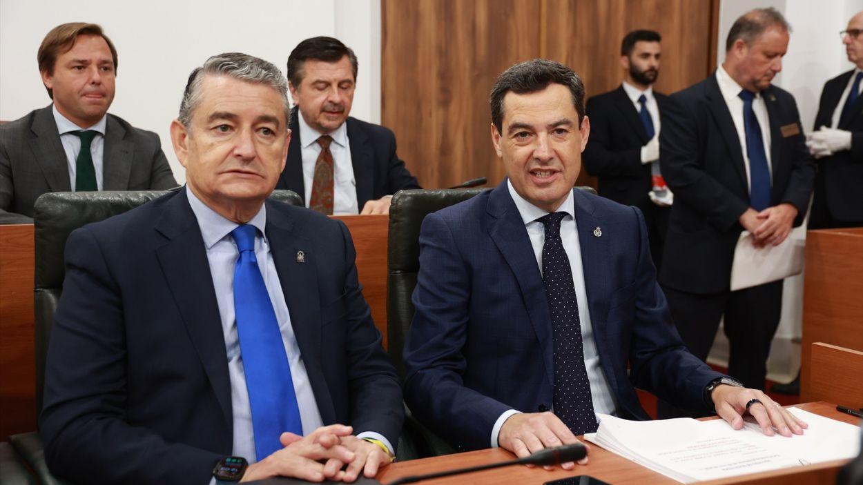 Vicepresidente de la Junta y consejero de Emergencias, Antonio Sanz, y presidente de la Junta de Andalucía, Moreno Bonilla / EP