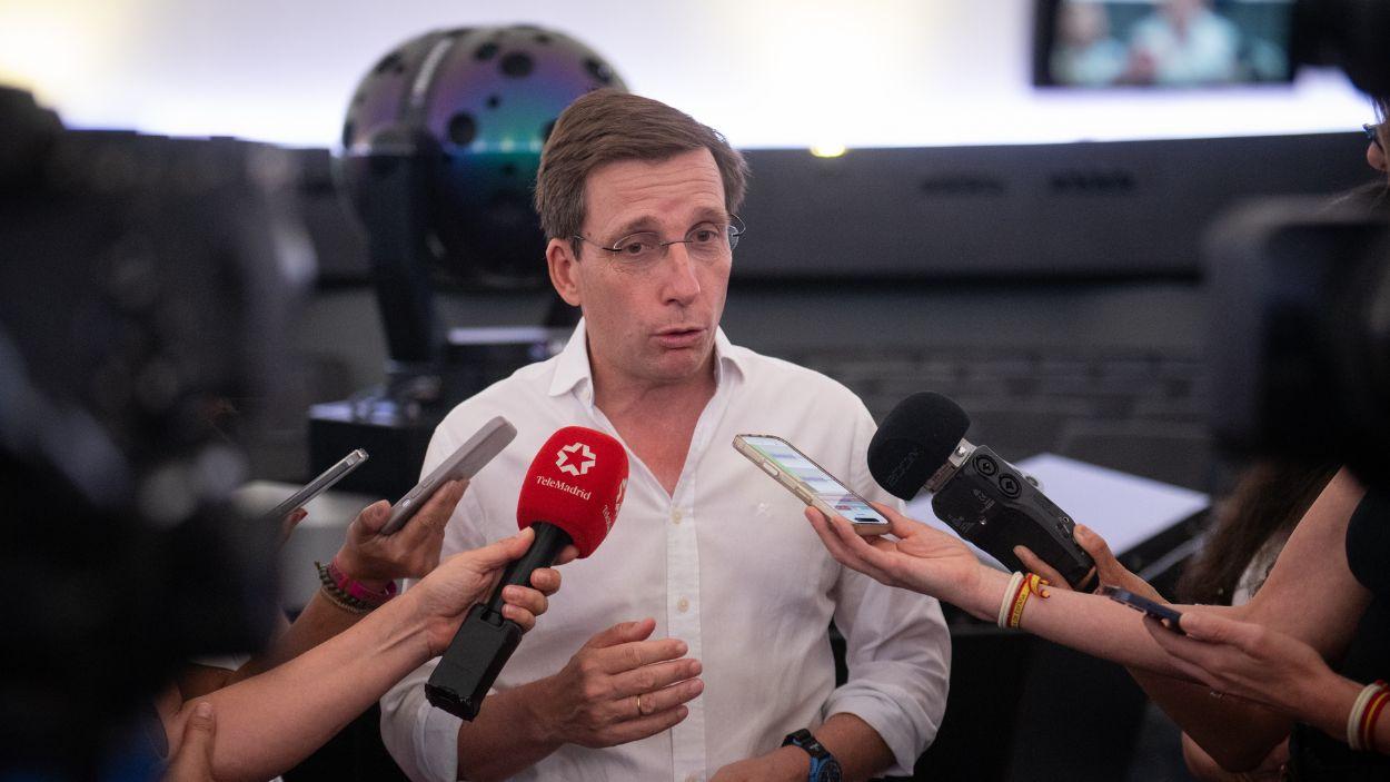 El alcalde de Madrid, José Luis Martínez Almeida, atiende a los medios durante una visita al Planetario de Madrid del Parque Tierno Galván, a 28 de julio de 2026, en Madrid. EP.