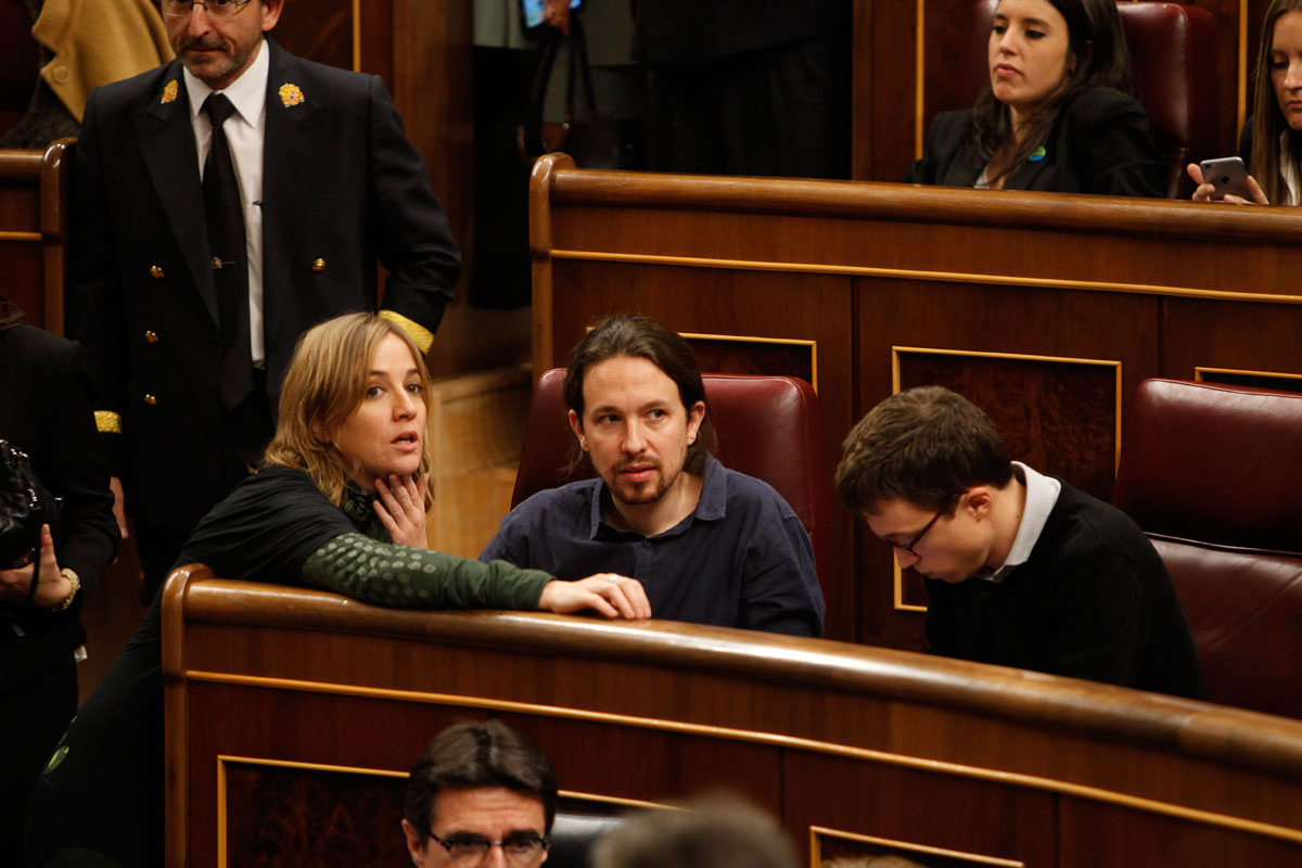 Tania Sánchez hablando con Pablo Iglesias e Iñigo Errejón.