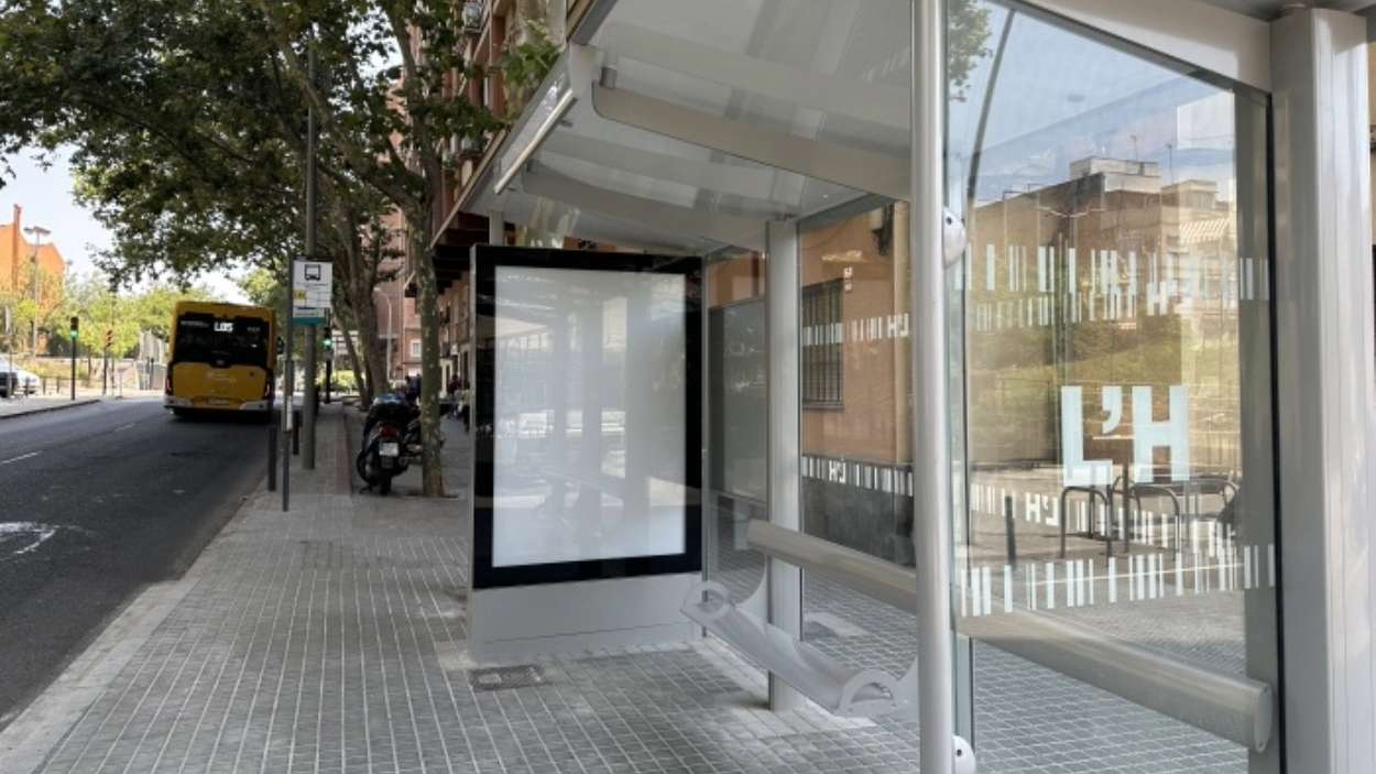 L'Hospitalet renueva e instala más de 100 nuevas marquesinas de autobuses