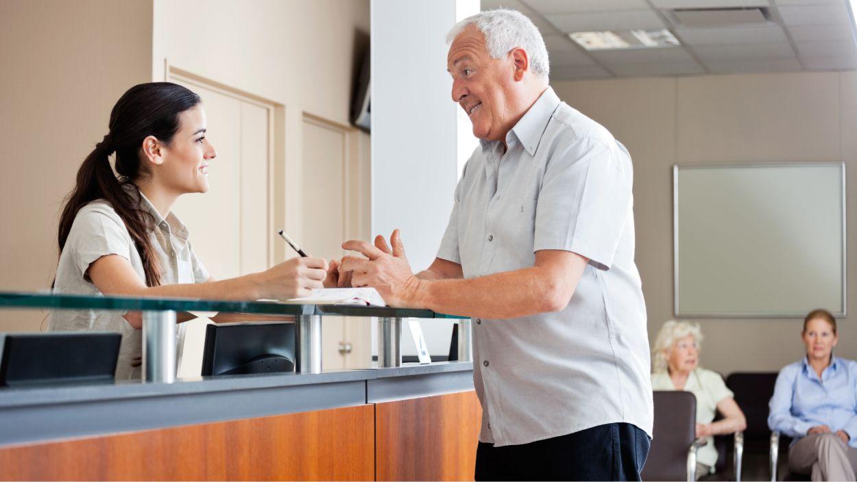 Las empresas buscan personal administrativo con experiencia en la atención al público. Foto: Tyler Olson / Shutterstock.com