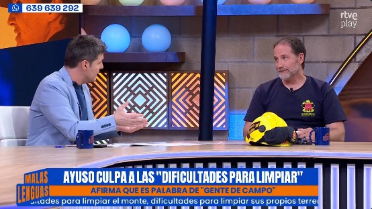 Jesús Cintora y un bombero forestal. TVE