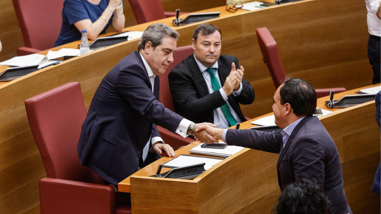 El presidente de la Generalitat Valenciana, Juanfran Pérez Llorca , y el presidente de Vox Valencia, José María Llanos, se dan la mano en el Pleno que aprobó los Presupuestos valencianos. EP. 