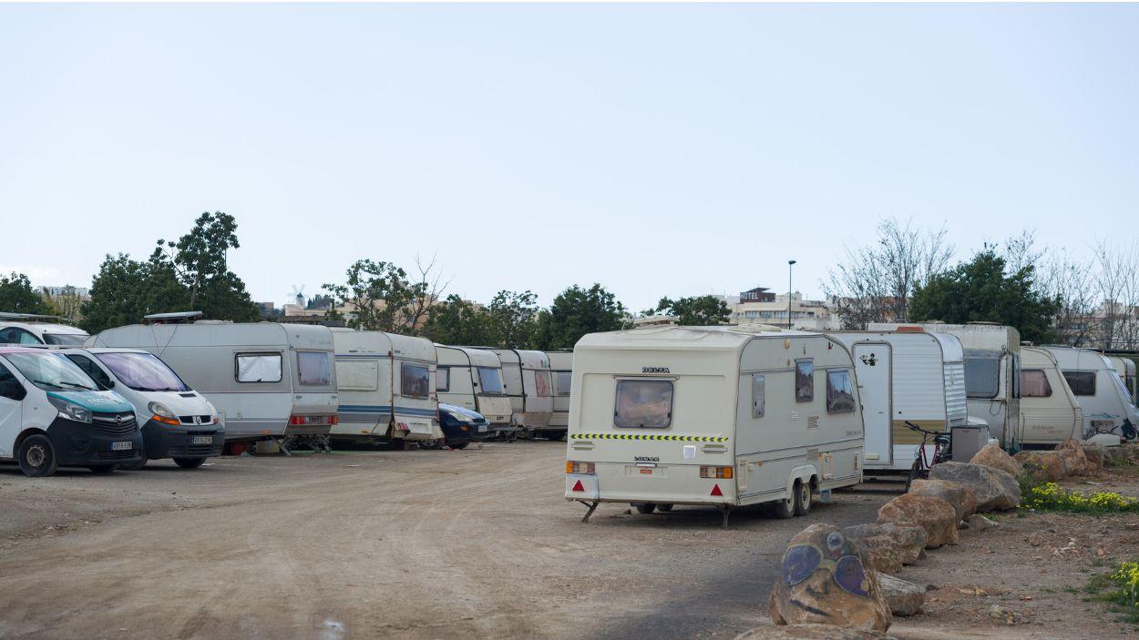 Asentamiento de caravanas donde residen trabajadores que no pueden costearse una vivienda. EP.