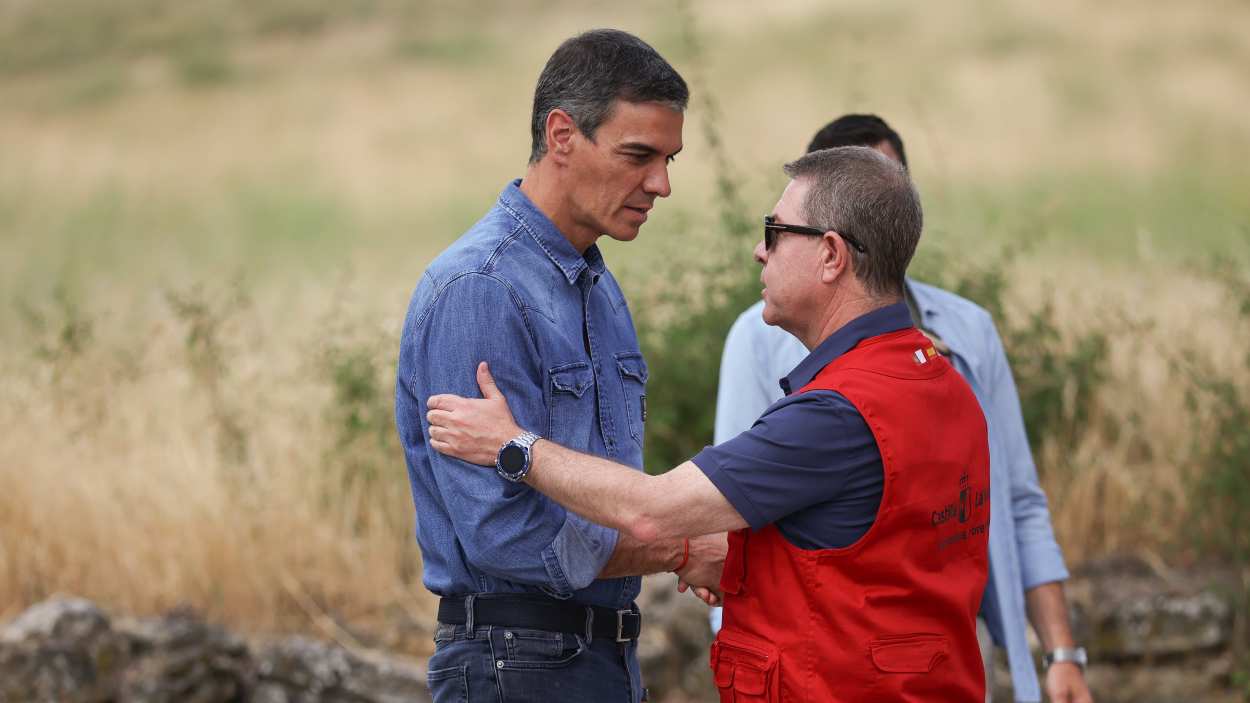 El presidente del Gobierno, Pedro Sánchez, saluda al de Castilla-La Mancha, Emiliano García-Page. EP.