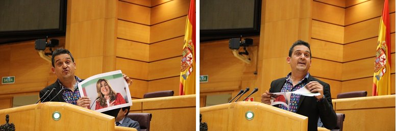 El senador valenciano Carles Mulet, rompiendo la foto de la presidenta andaluza.