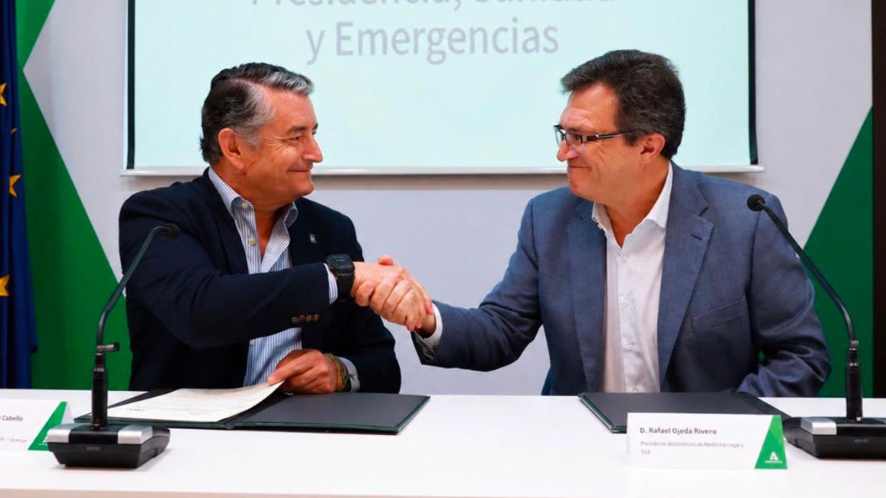 El vicepresidente primero y consejero de Presidencia, Sanidad y Emergencias de la Junta de Andalucía, Antonio Sanz, y el presidente del Sindicato Médico Andaluz (SMA), Rafael Ojeda / Junta de Andalucía