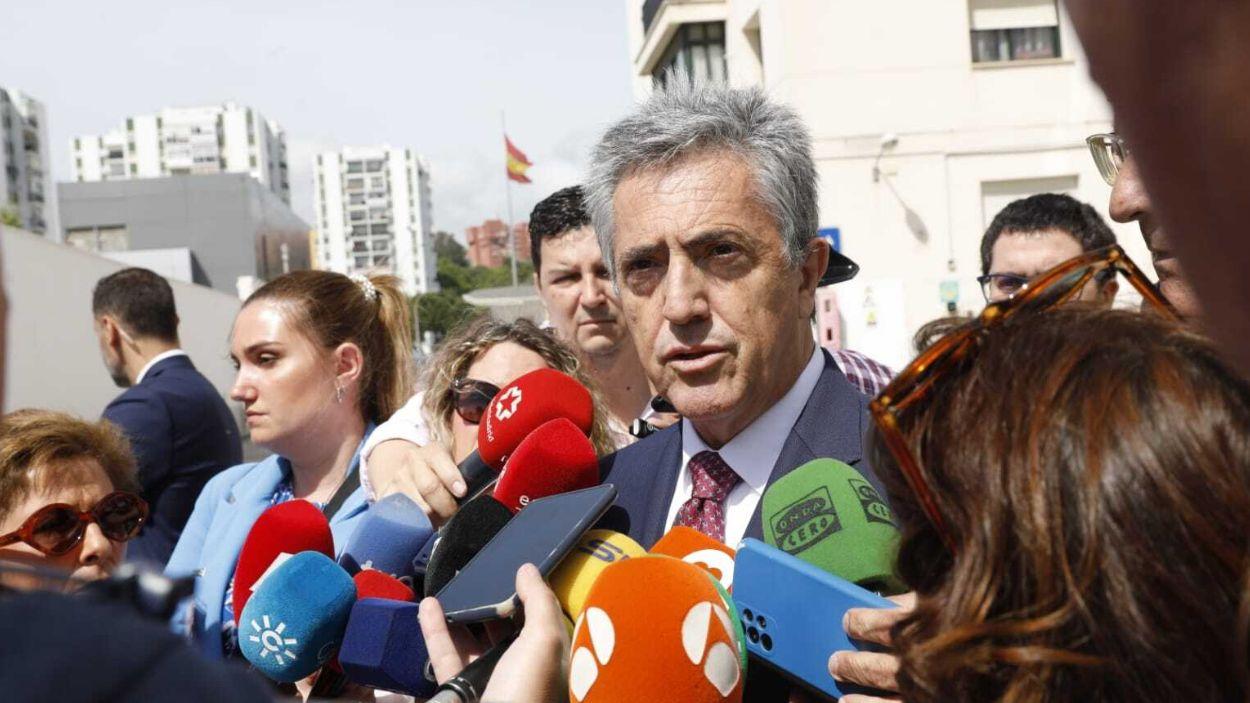 El director general de la Guardia Civil, Leonardo Marcos, atiende a los medios antes de reunirse con los mandos de Andalucía. EP.