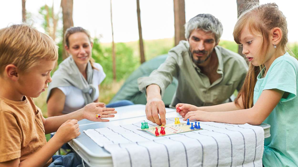 Estos juegos de mesa son el plan perfecto para disfrutar del verano en familia