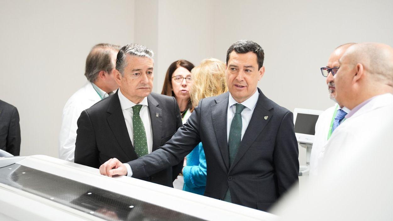 El presidente de la Junta de Andalucía, Moreno Bonilla (c), junto al vicepresidente y consejero de Presidencia, Sanidad y Emergencias de la Junta de Andalucía, Antonio Sanz / EP
