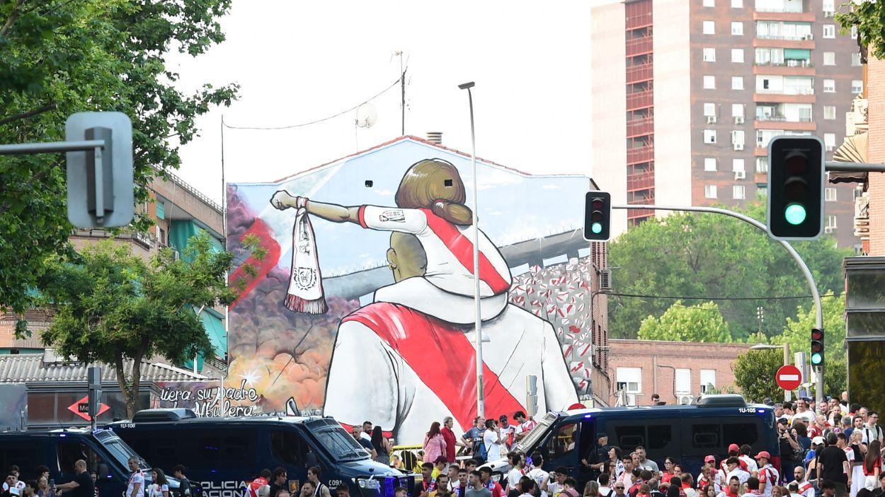 Concentraciones de aficionados y muestras de apoyo en las calles y comercios del distrito madrileño, a 27 de mayo de 2026. EP.