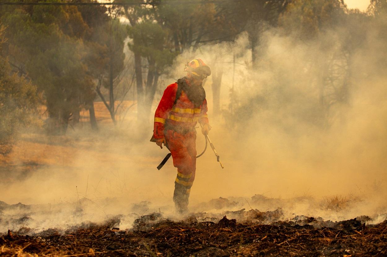 Bombero camina por las brasas del incendio de Pinar de Almorox (Toledo). Tamara Rozas