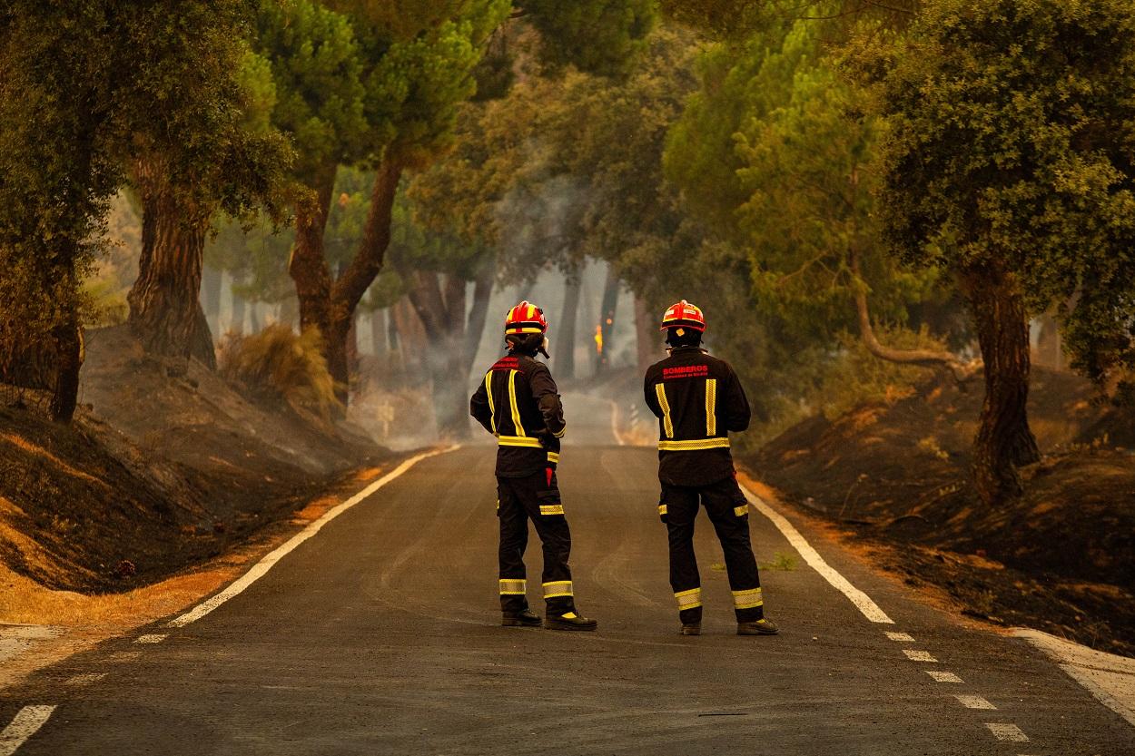 Bomberos de la Comunidad de Madrid en carreteras colindantes a El Pinar de Almorox (Toledo). Tamara Rozas