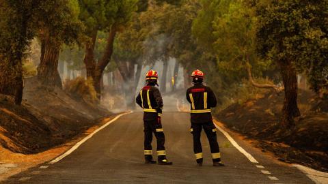 Bomberos de la Comunidad de Madrid en carreteras colindantes a El Pinar de Almorox (Toledo). Tamara Rozas