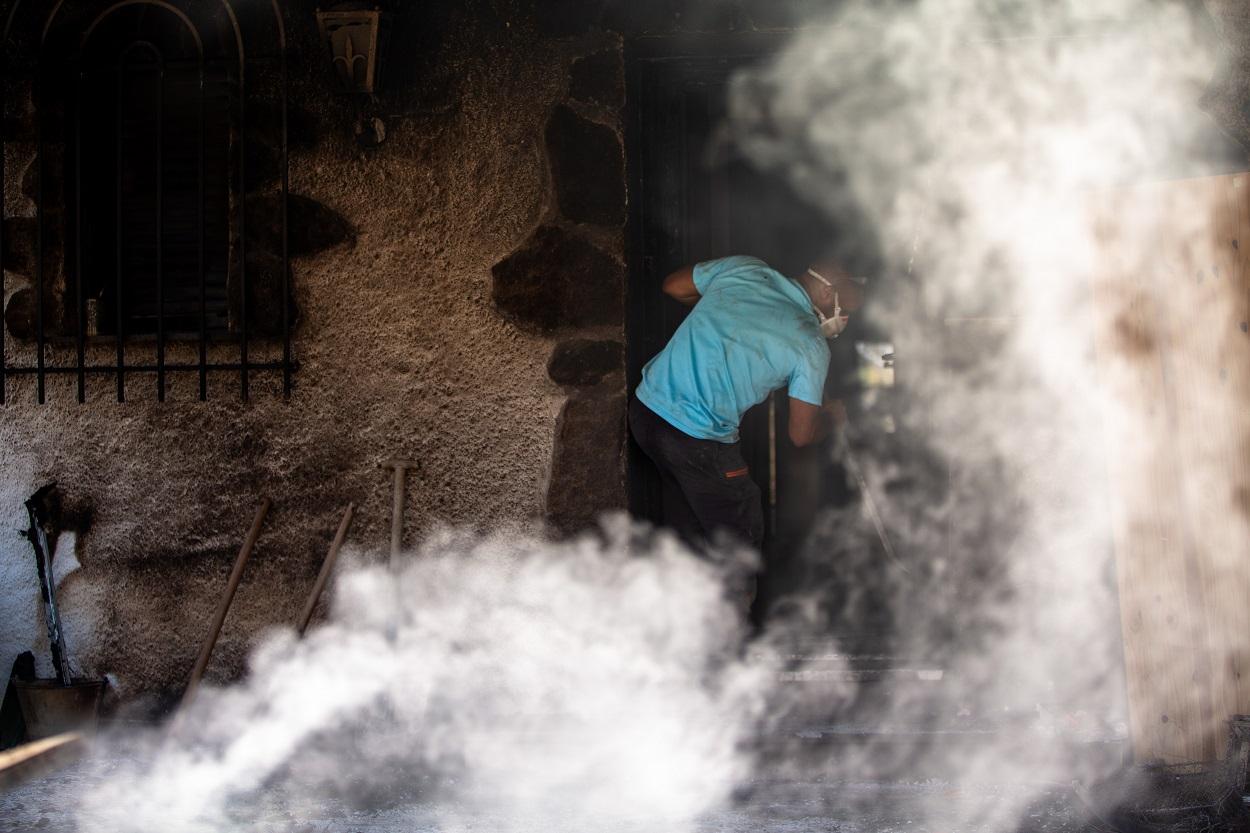 Hombre trabaja en una de las casas quemadas en el municipio de El Tiemblo, enfrente del embalse de El Burguillo (Ávila). Tamara Rozas