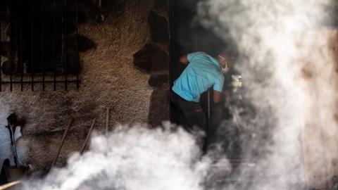 Hombre trabaja en una de las casas quemadas en el municipio de El Tiemblo, enfrente del embalse de El Burguillo (Ávila). Tamara Rozas