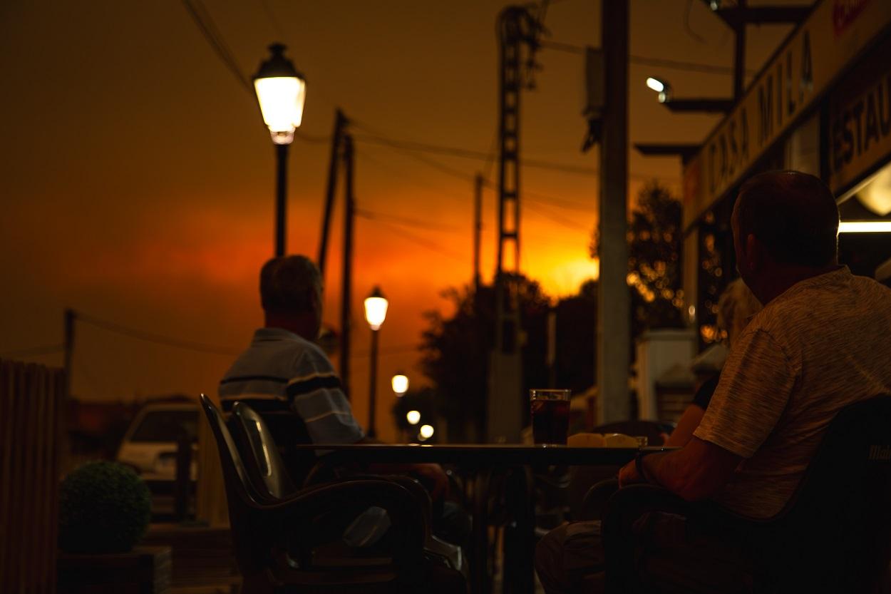 Paisanos observan el incendio desde Escalona (Toledo). Tamara Rozas