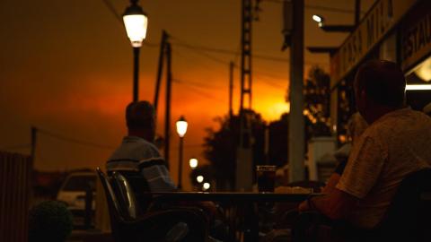 Paisanos observan el incendio desde Escalona (Toledo). Tamara Rozas