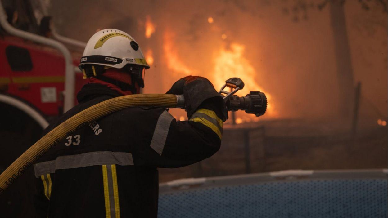 Un bombero combate las llamas en el departamento francés de Gironda. EP