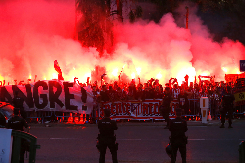 Aficionados del Atlético de Madrid animan a los jugadores ante el hotel del concentración del equipo