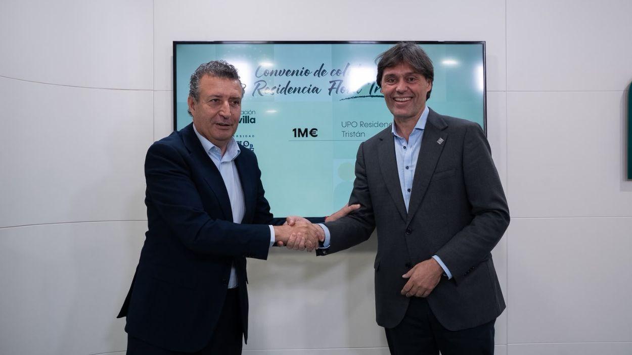 El presidente de la Diputación de Sevilla, Javier Fernández, y el rector de la Universidad Pablo de Olavide (UPO), Paco Oliva