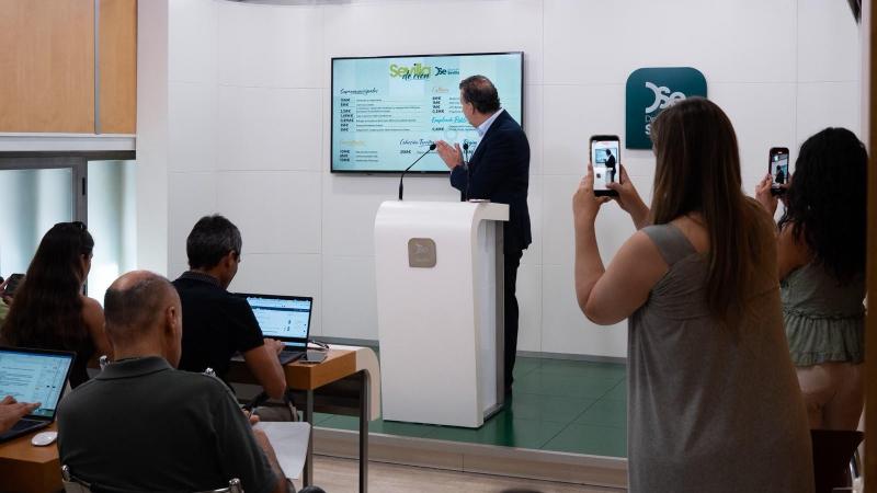 Presidente de la Diputación de Sevilla, Javier Fernández, presenta el plan Sevilla de Cien
