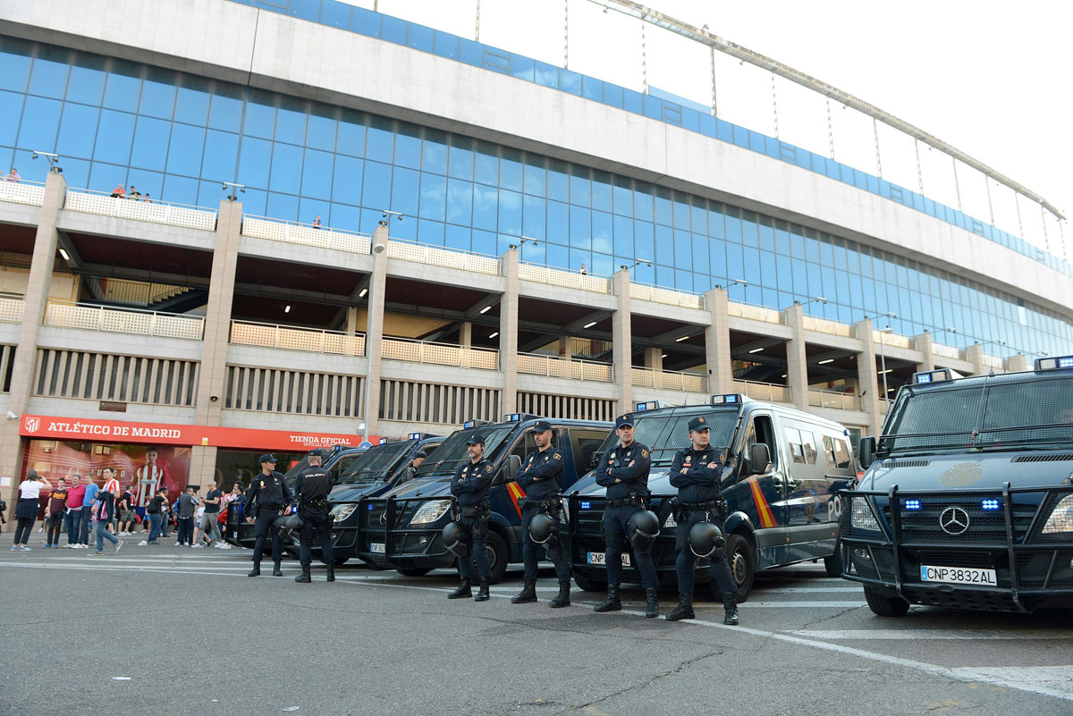Dispositivo de seguridad en el exterior del estadio Vicente Calderón