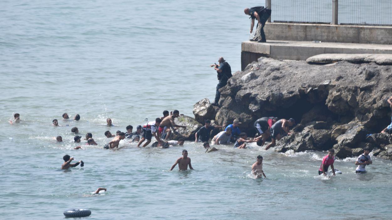 Varias personas intentan cruzar la frontera a nado, a 30 de julio de 2026, en Ceuta. EP.