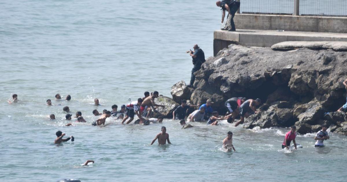 Marlaska viajará a Ceuta este viernes de forma urgente ante la llegada masiva de migrantes