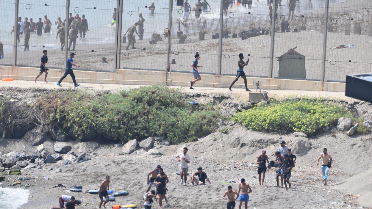 Varios migrantes intentan cruzar la frontera a nado, a 30 de julio de 2026, en Ceuta. EP.