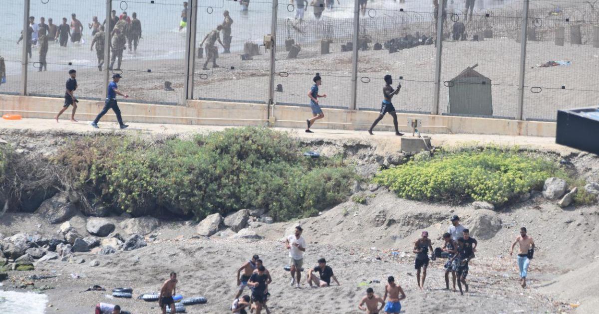 España y Marruecos pactan entregar urgentemente a los migrantes que han entrado de forma ilegal en Ceuta