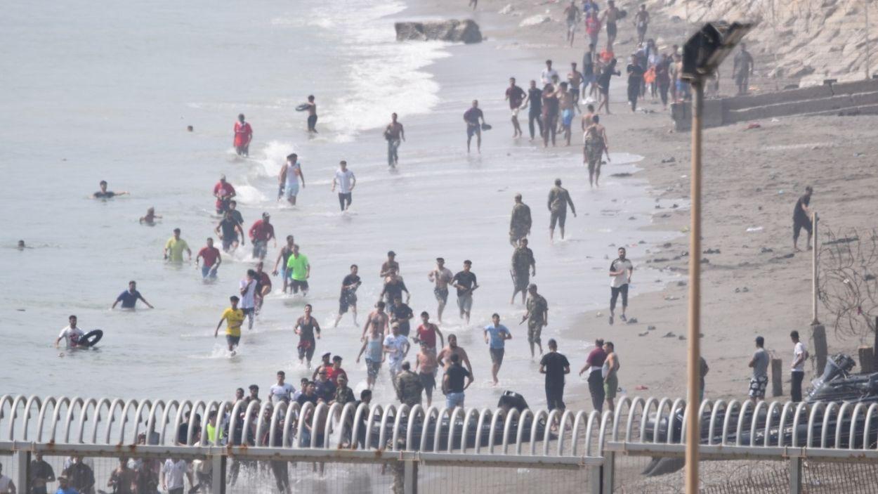 Imagen de migrantes cruzando la frontera de Ceuta. EP.